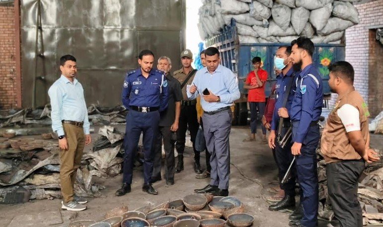 ঘিওরে অবৈধ সিসা কারখানায় ভ্রাম্যমাণ আদালতের অভিযান